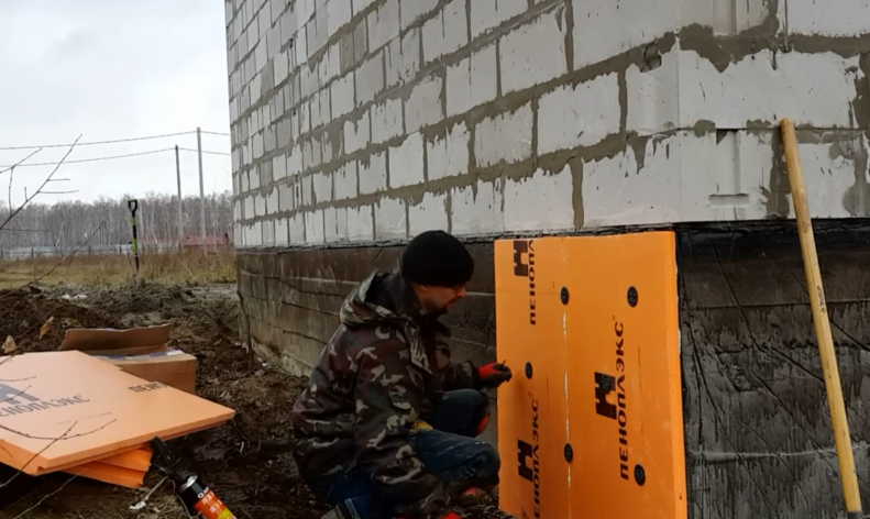 Установка дюбелів і забивання металевих прутів