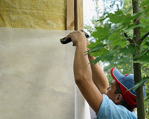 Монтаж поверх утеплювача гідровітрозахисної мембранної плівки