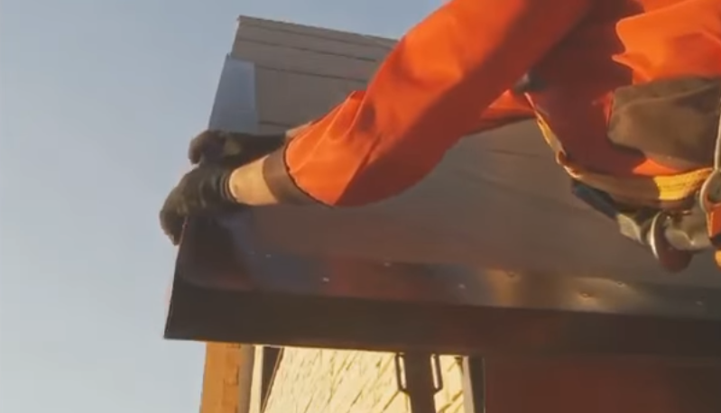 Монтаж торцевої (вітрової) планки проводиться після монтажу крапельної лінії