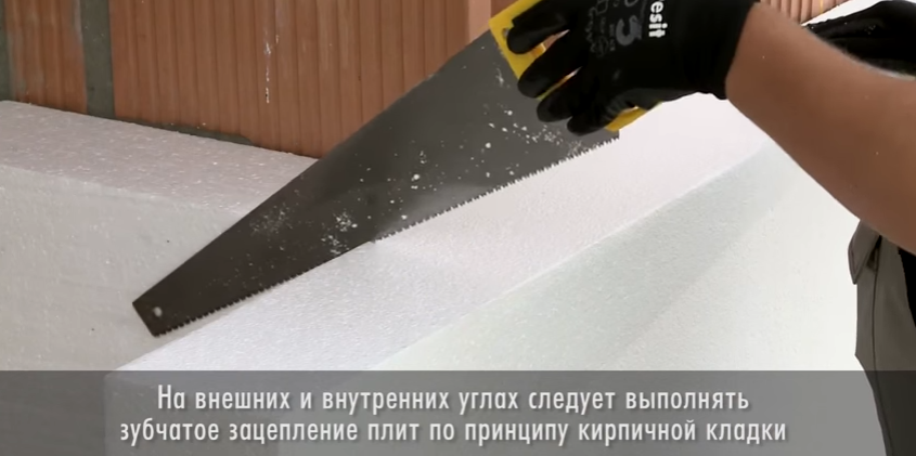 Монтаж утеплювача в кутах