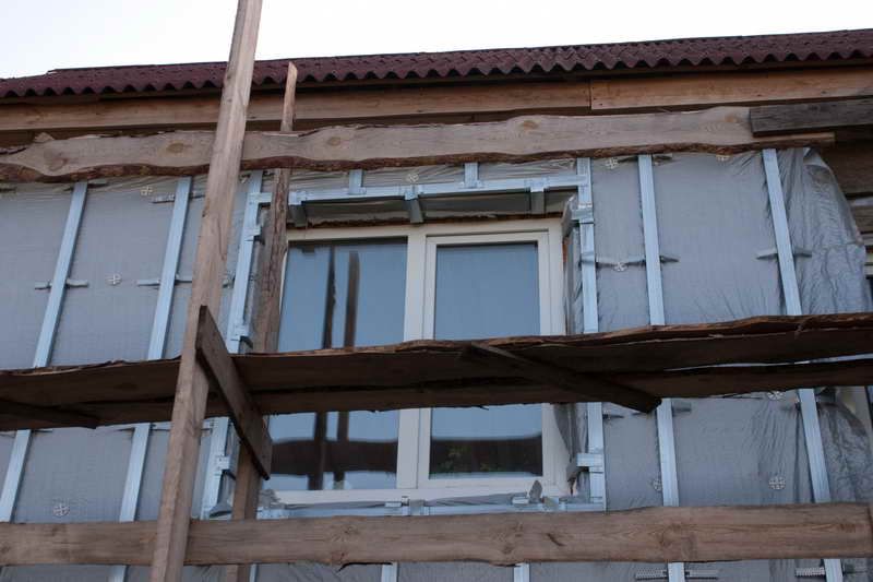 Навколо вікна встановлений каркасний профіль