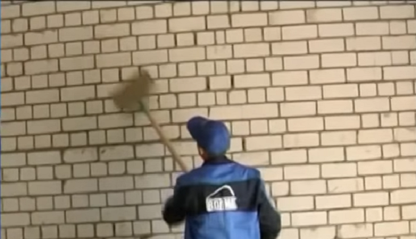 Зволожити стіну
