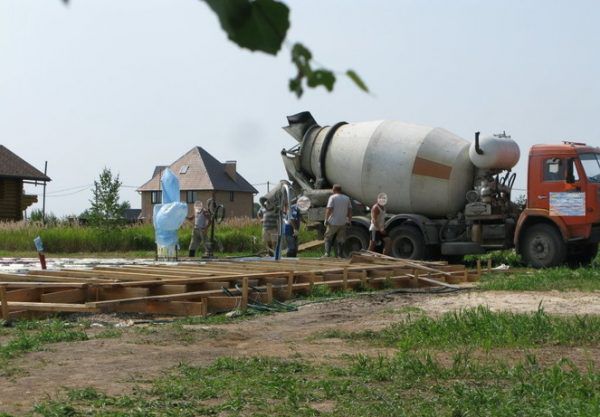 В даному випадку використовується бетономішалка