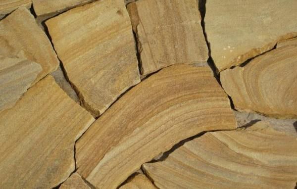 На відміну від граніту і мармуру піщаник не вимагає складних робіт, а просто укладається на цементний розчин