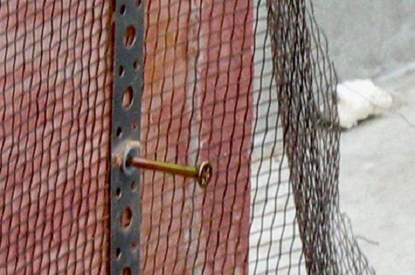 Варіант кріплення металевої армуючої сітки