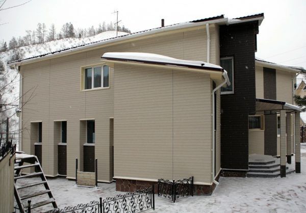 Вентильований фасад котеджу з облицюванням фіброцементними панелями