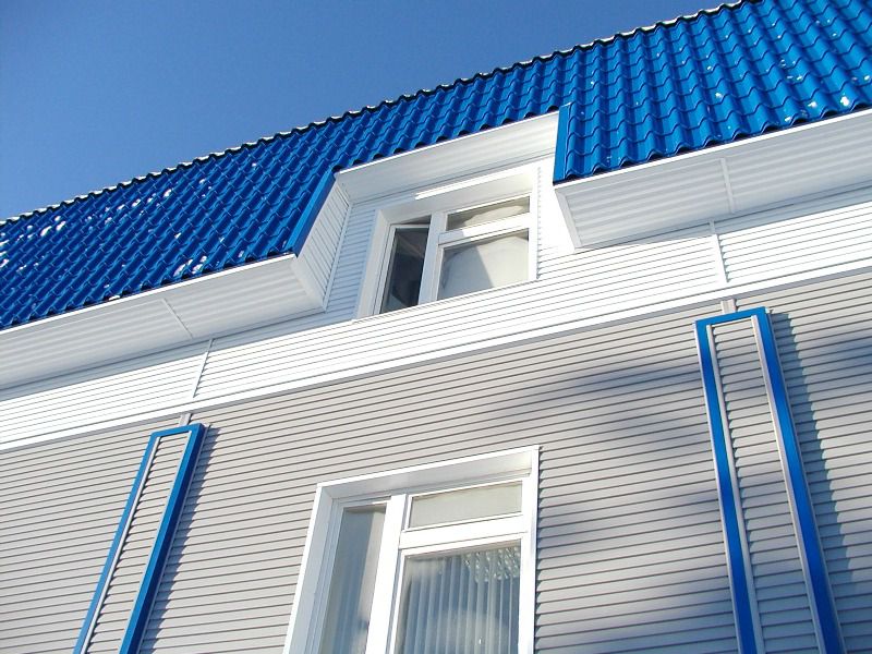 Вид на металевий сайдинг на фасаді будинку