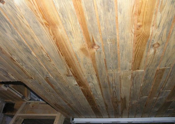 Ось так виглядає стеля льоху, оброблений такою вагонкою