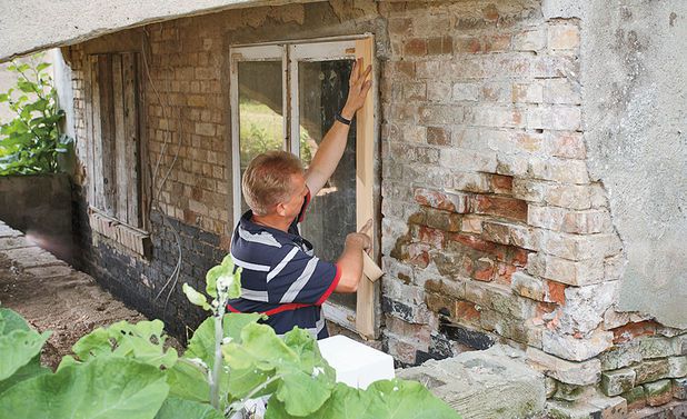 Всі поверхні, які потрібно захистити від штукатурки, наприклад, віконні рами, необхідно заклеїти малярським скотчем.