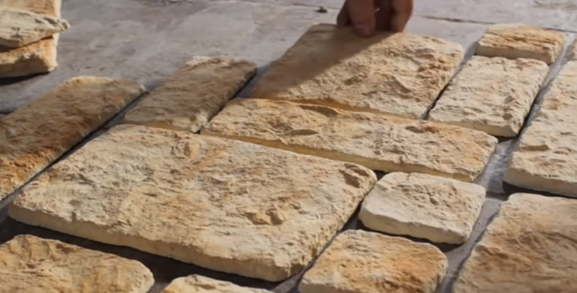 Покладені камені перед кріпленням на цоколь краще розмітити