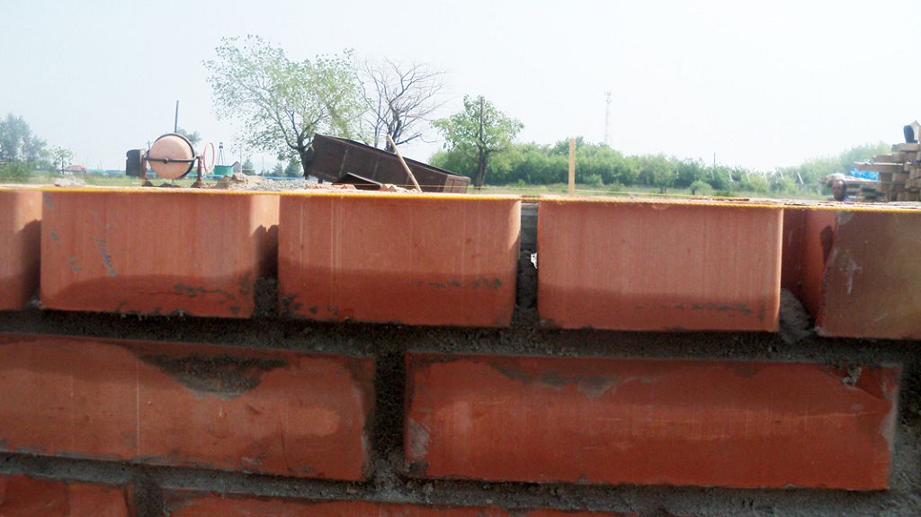 Вирівняна цегла цокольного ряду