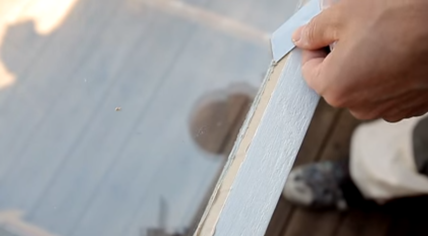 Розрівняйте шпаклівку шпателем