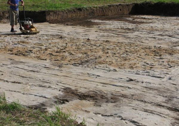 Вирівнювання шару піску