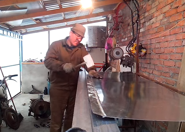 Вирівнювання замка кувалдою