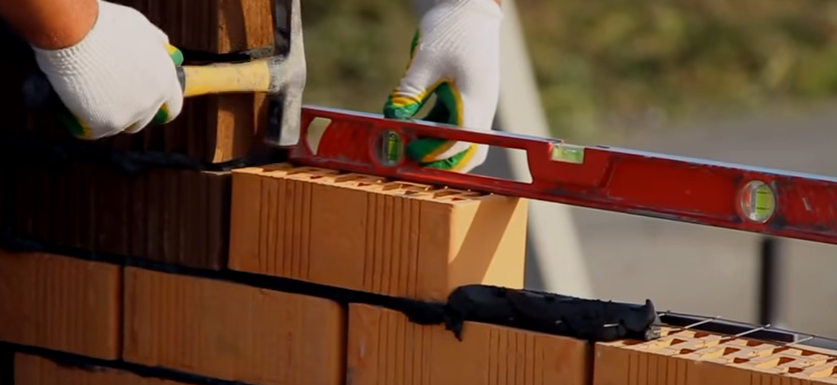 Вирівнювання цегли