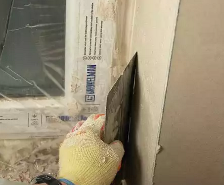 Почекавши деякий час, видаліть надлишки праскою.