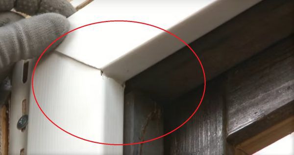 У бічні зрізи J-профілю вставляються «язички».