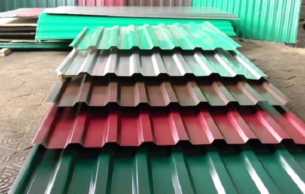 Економніше використовувати листи профнастилу, пофарбовані з одного боку