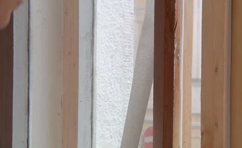 Перед фарбуванням заклейте скло малярським скотчем.