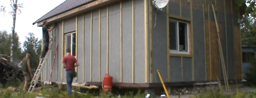 Перед встановленням першої панелі закріпіть кріплення