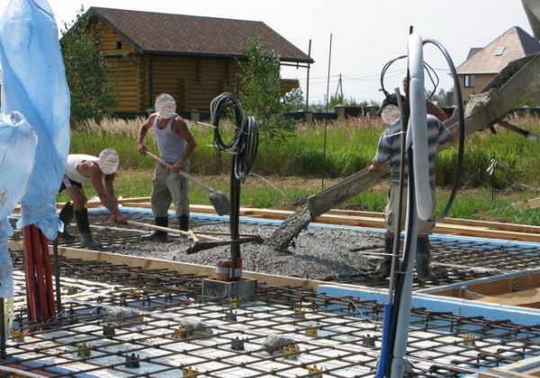 Заливка фундаменту бетоном