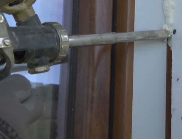 Заповнення щілин піною