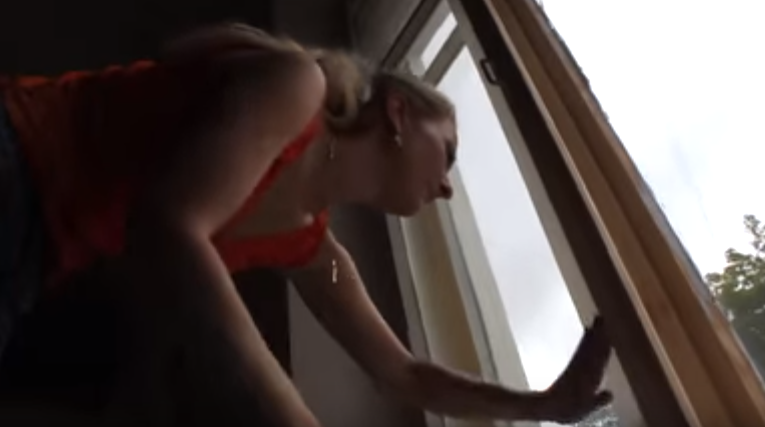 Захистіть скло малярським скотчем