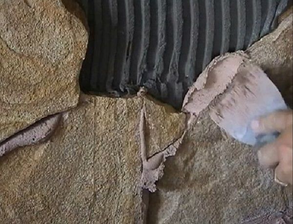 Нанесіть затірку шпателем шириною 3-5 см у такій кількості, щоб наступний камінь стикався з нею по всьому краю.