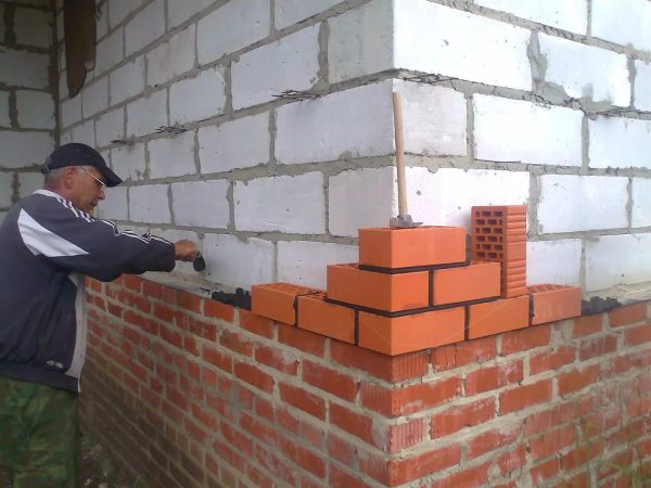 Візуальне порівняння облицювальної та звичайної (чорнової) керамічної цегли