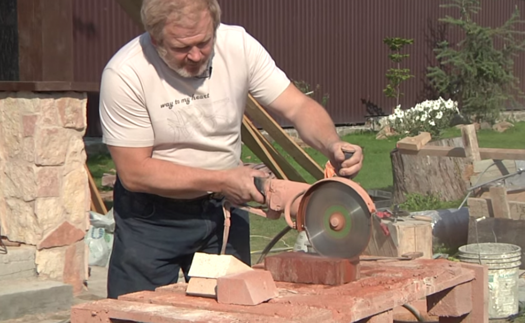 Відріжте необхідну кількість цегли за допомогою болгарки