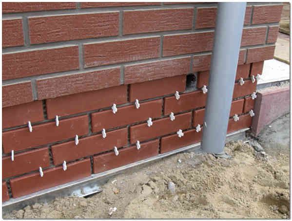Клінкерна цегла з встановленими хрестоподібними маяками