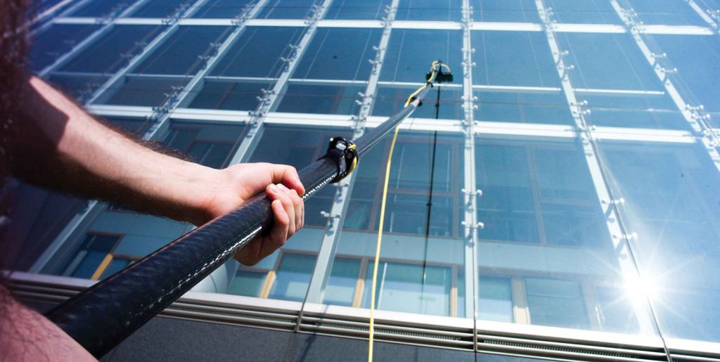 Мийка фасаду карбоновою штангою
