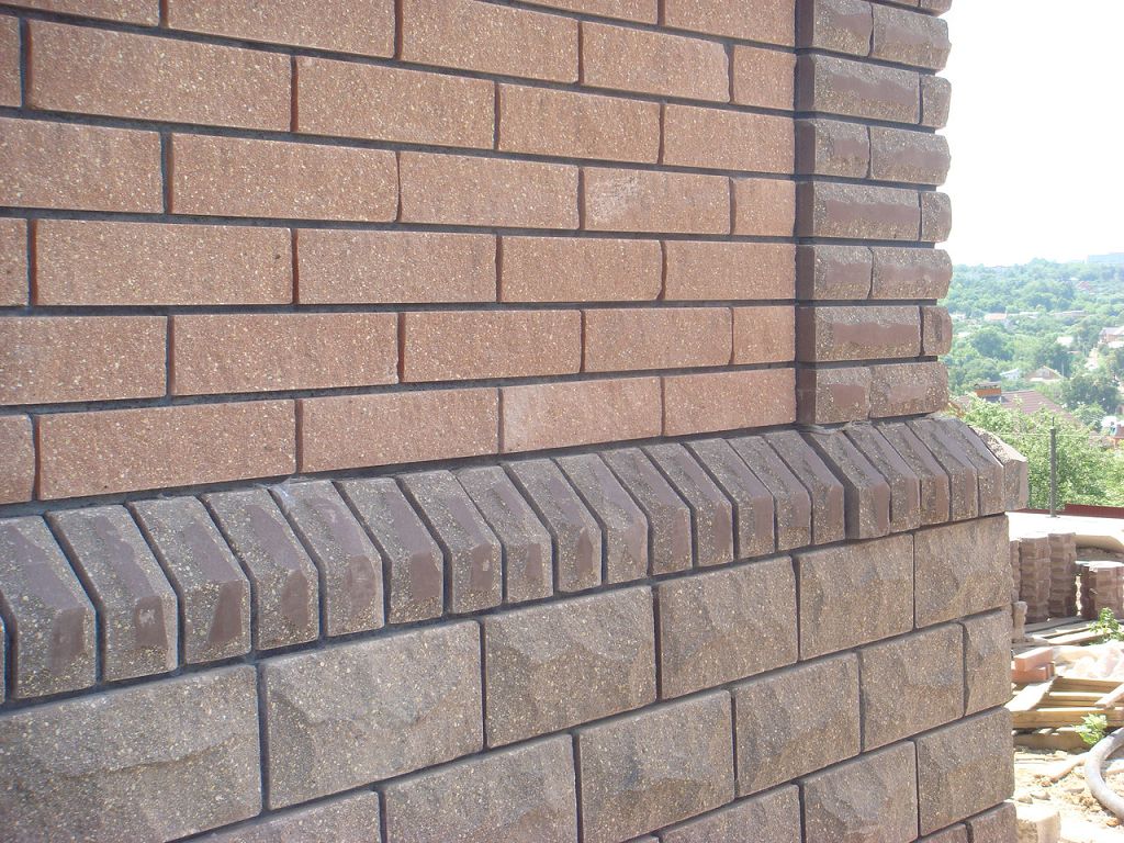 Фасад будинку з рваної цегли