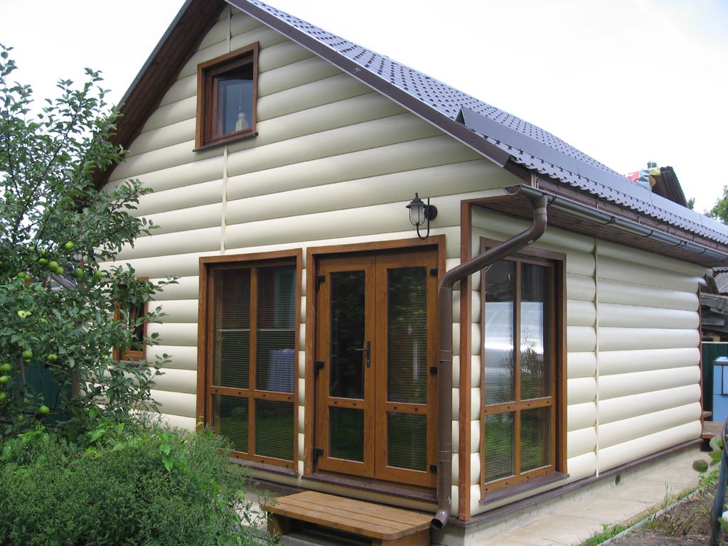 Будинок обшитий сайдингом, що імітує колоду