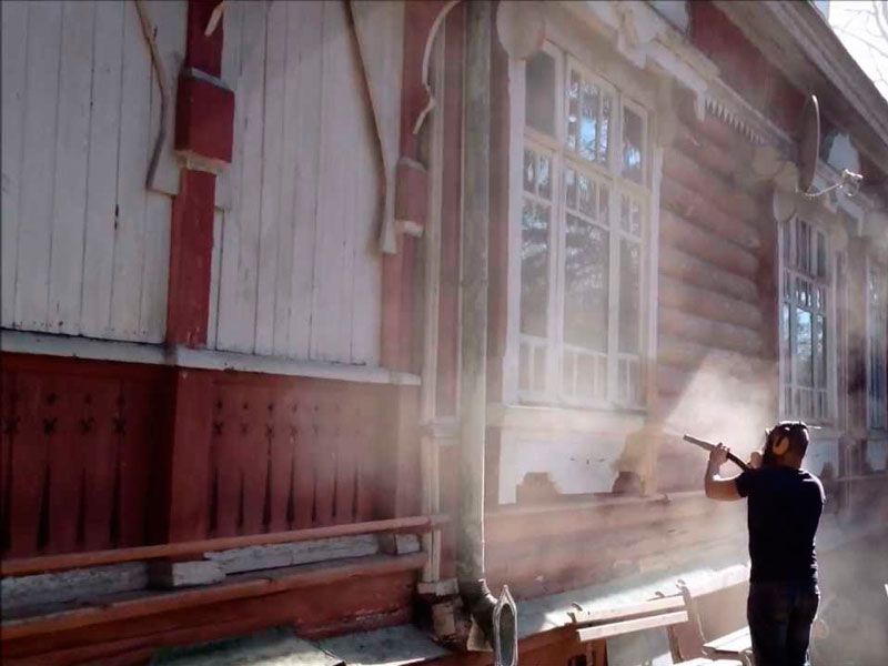 Очищення дерев'яного фасаду