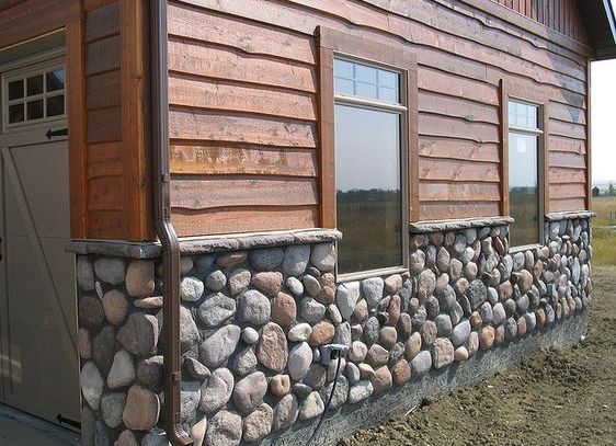 Підвал будинку, оброблений натуральним каменем