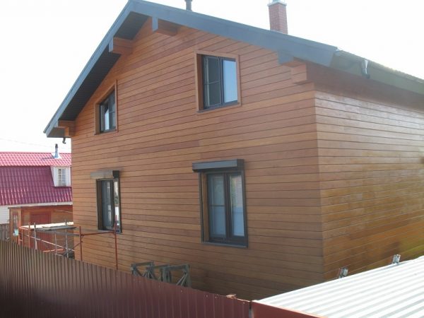Фальш-балки захищені від впливу погодних умов і сонця лакофарбовими покриттями
