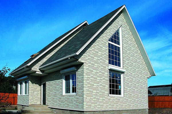 Цоколь оброблений панелями ПВХ