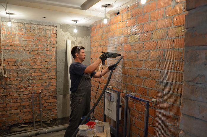 На дюбеля кріпимо арматурну сітку