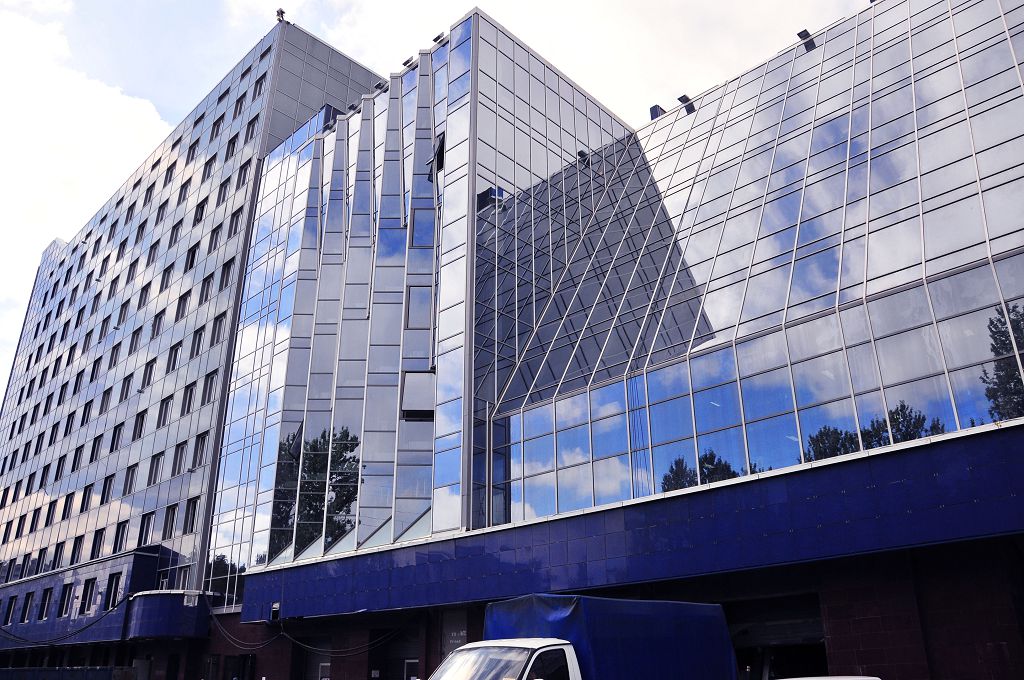 Використання спеціальних ізоляційних профілів при виробництві каркаса дозволяє істотно поліпшити теплозберігаючі властивості