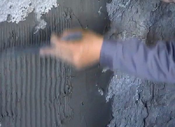 Клейовий розчин наноситься маленькою ложечкою або шпателем, а потім гребінцем робиться рельєф.