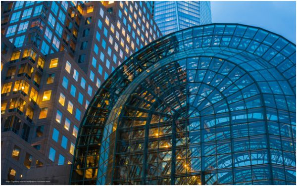 Напівструктурні фасади також створюють із застосуванням структурного скління, але є ряд відмінностей від повністю структурних фасадів.