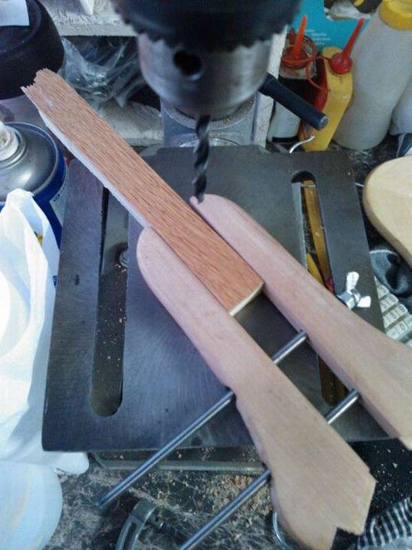 Вставте різьбові шпильки