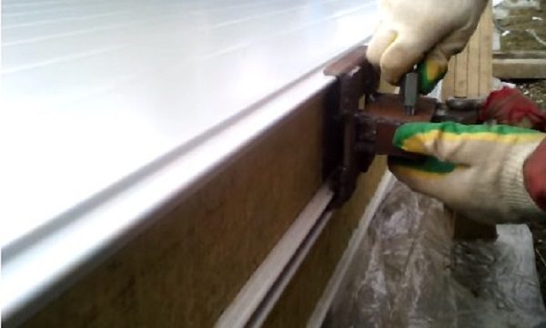 Блокування дуже небезпечно для переміщення сендвіч-панелей