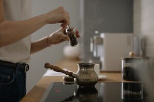 Как да почистите стъклокерамичен плот и да възстановите блясъка му