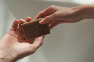 Как да премахнете петна от мазут от дрехи