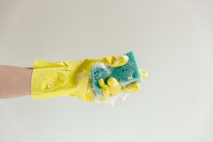 Как да почистите бяла пластмаса от пожълтяване, без да я съсипете: доказани и ефективни съвети